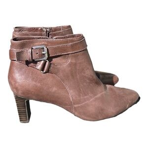 Womens Lauren Ralph Lauren Ankle Boots 
Size: 6.5